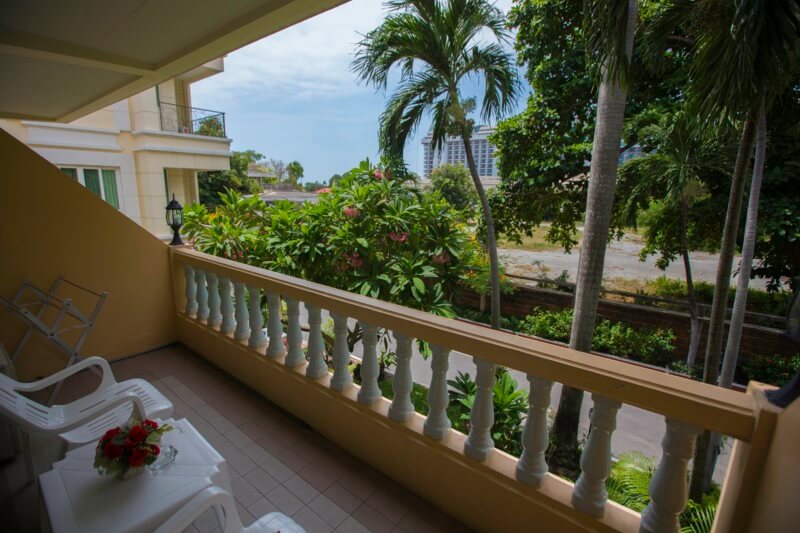 Twin Palms Resort Pattaya : Superior Double Bed With Balcony