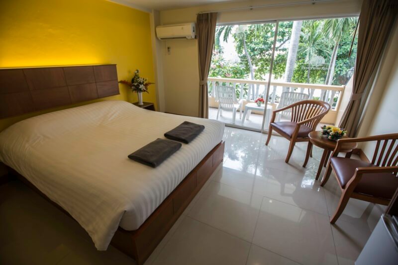 Twin Palms Resort Pattaya : Superior Double Bed With Balcony