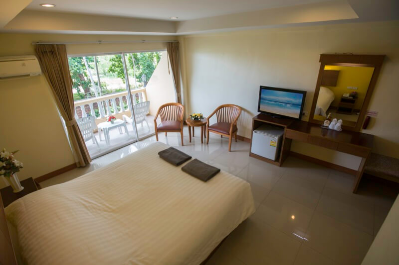 Twin Palms Resort Pattaya : Superior Double Bed With Balcony